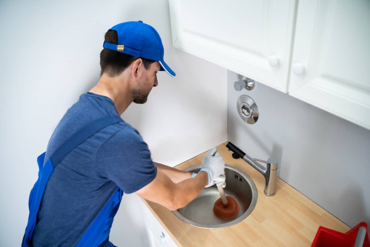 Cómo desatascar el fregadero sin productos químicos ni desmontar nada