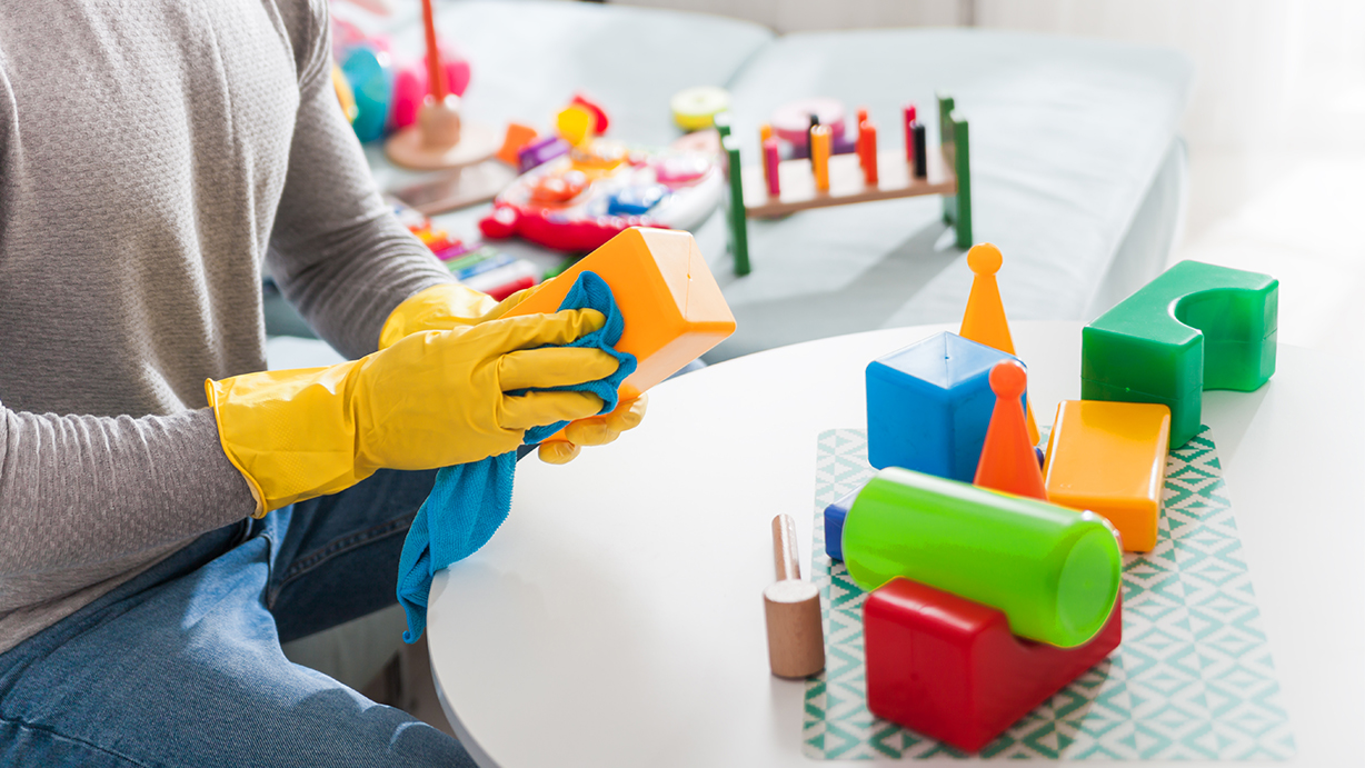 Cómo limpiar y desinfectar correctamente los juguetes de los niños sin usar químicos agresivos