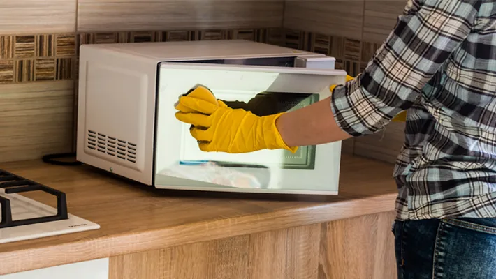 Cómo limpiar el microondas por dentro y por fuera de forma rápida y sin productos agresivos