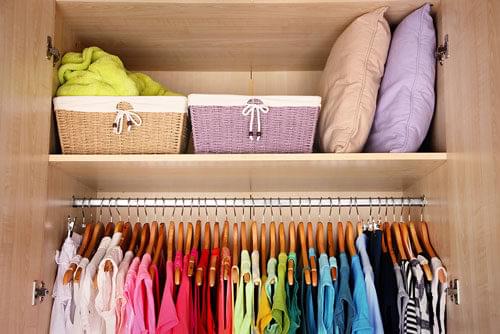 Cómo organizar un armario pequeño y ganar espacio sin comprar muebles