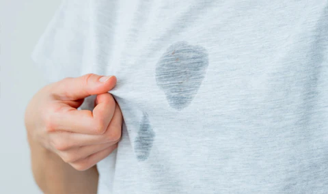 Cómo quitar manchas de grasa de la ropa sin estropearla